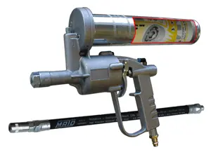 PISTOLET DE GRAISSAGE PNEUMATIQUE CONTINU AVEC FLEXIBLE CAOUTHOUC 2 TRESSES ACIER ET AGRAFE 4 MORS